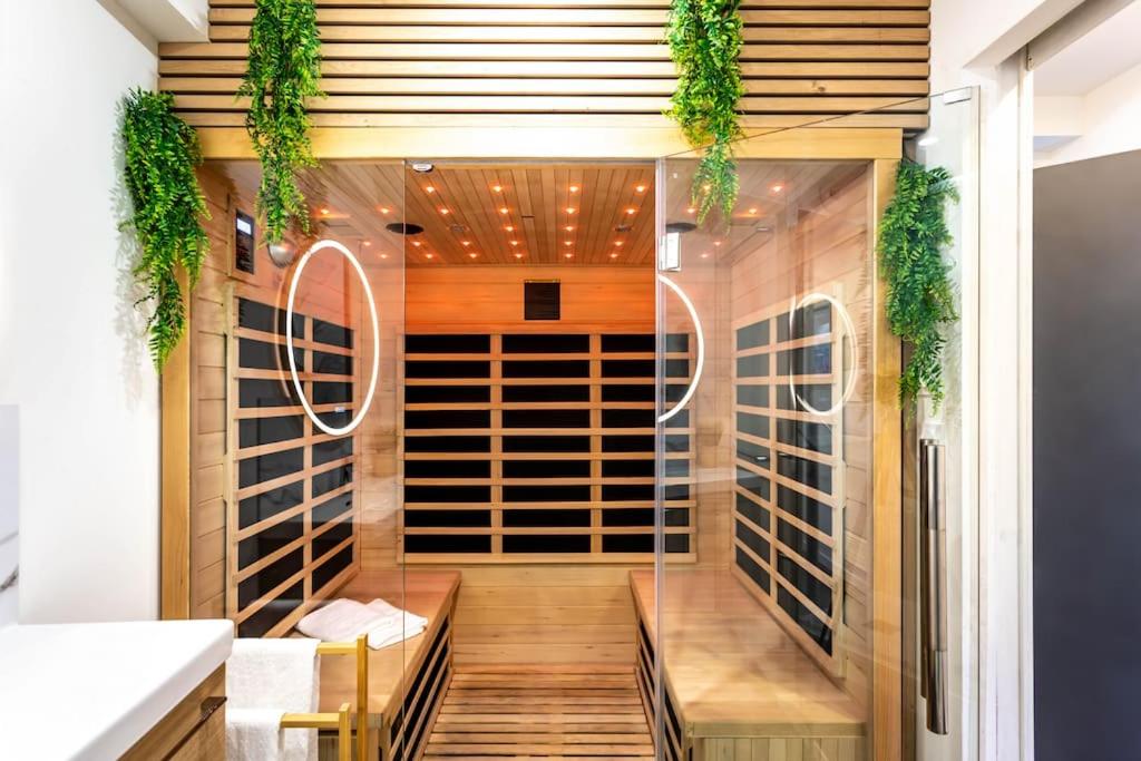 ein Weinverkostungsraum mit einer Glastür mit Pflanzen in der Unterkunft L'élégant / Sauna / 24h/24h in Saint-Jory