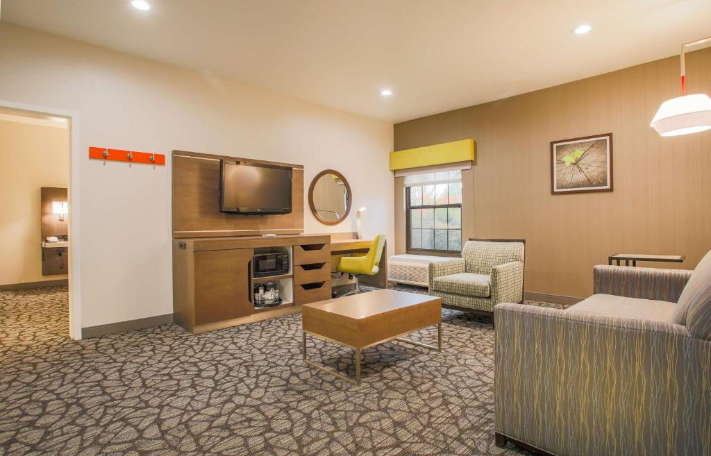 TV a/nebo společenská místnost v ubytování Hampton Inn Prescott