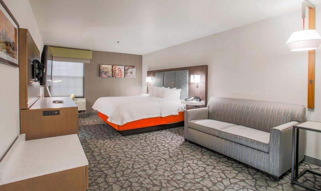 Hampton Inn Prescott - King Room With Sofa Bed And Study - Non-Smoking