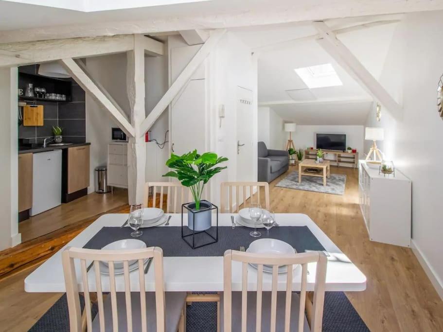 une cuisine et un salon avec une table et des chaises dans l'établissement Le Nid Douillet • Proche Métro • Quartier St-Aubin, à Toulouse