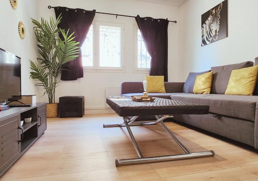 un salon avec un canapé et une table dans l'établissement 