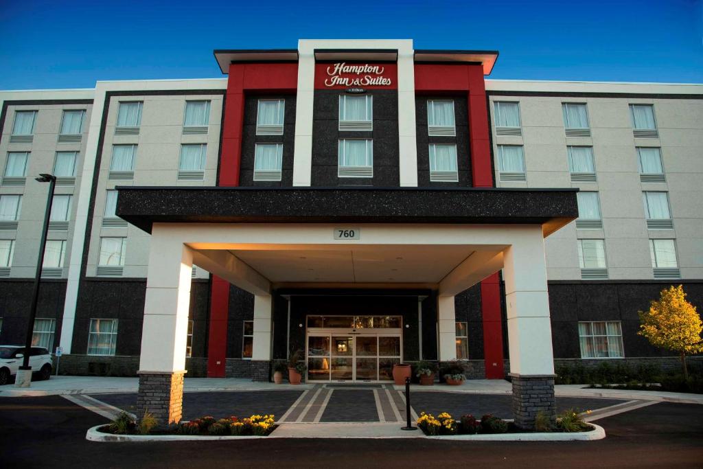 Cet hôtel occupe un bâtiment rouge et blanc. dans l'établissement Hampton Inn & Suites by Hilton Thunder Bay, à Thunder Bay