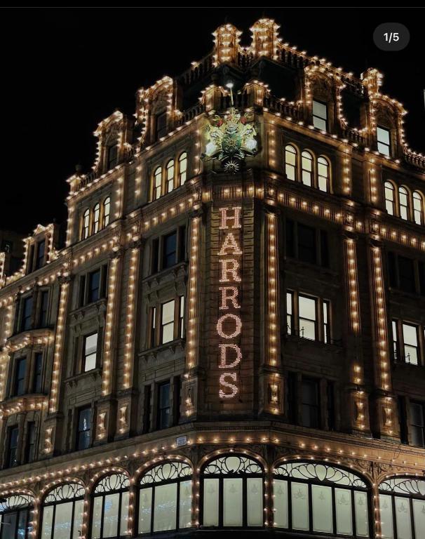Luxury Knightsbridge apartment outside Harrods - 