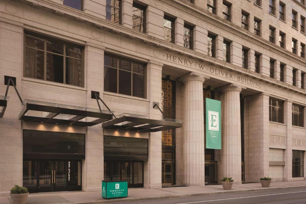 un grande edificio su una strada cittadina di Embassy Suites Pittsburgh-Downtown a Pittsburgh