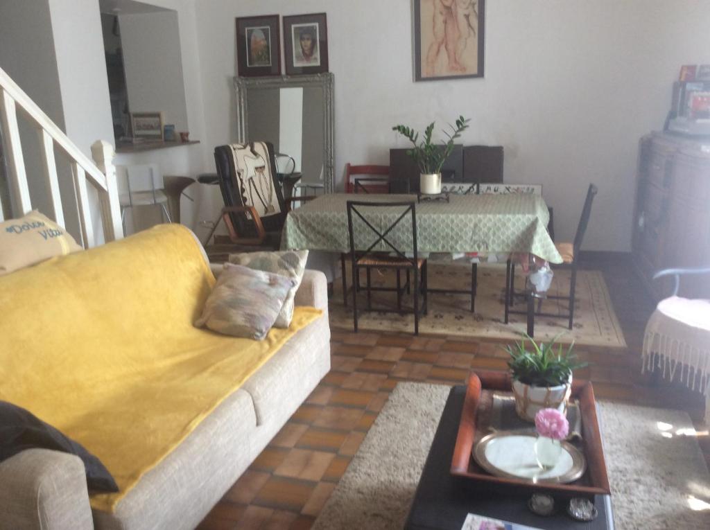 uma sala de estar com um sofá e uma mesa em Maison Lorient Sud em Lorient