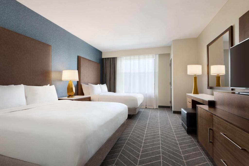 Embassy Suites By Hilton Wilmington Riverfront - Queen Suite Met Twee Queensize Bedden