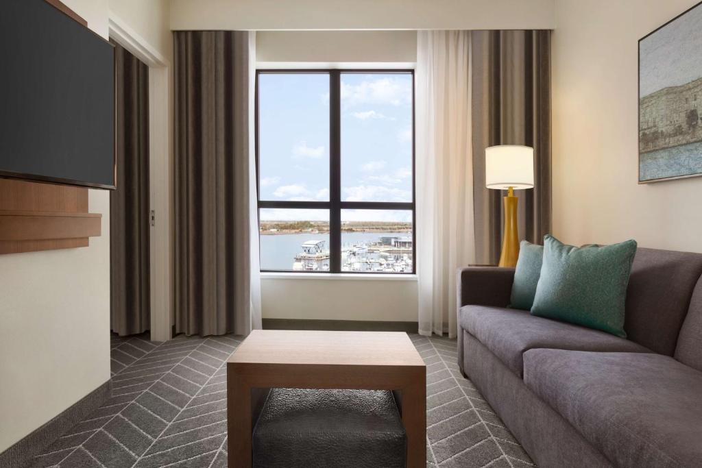 Embassy Suites By Hilton Wilmington Riverfront - King Suite Met River View - Hoorhoor Toegankelijk