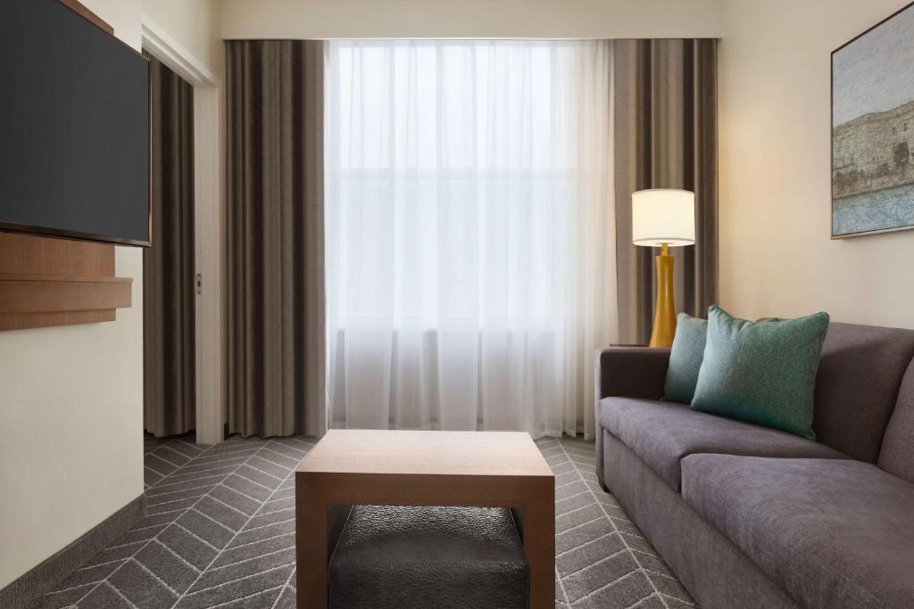 Embassy Suites By Hilton Wilmington Riverfront - King Suite Van Twee Kamers