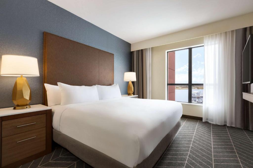 Embassy Suites By Hilton Wilmington Riverfront - Premium King Suite Met Uitzicht Op De Rivier