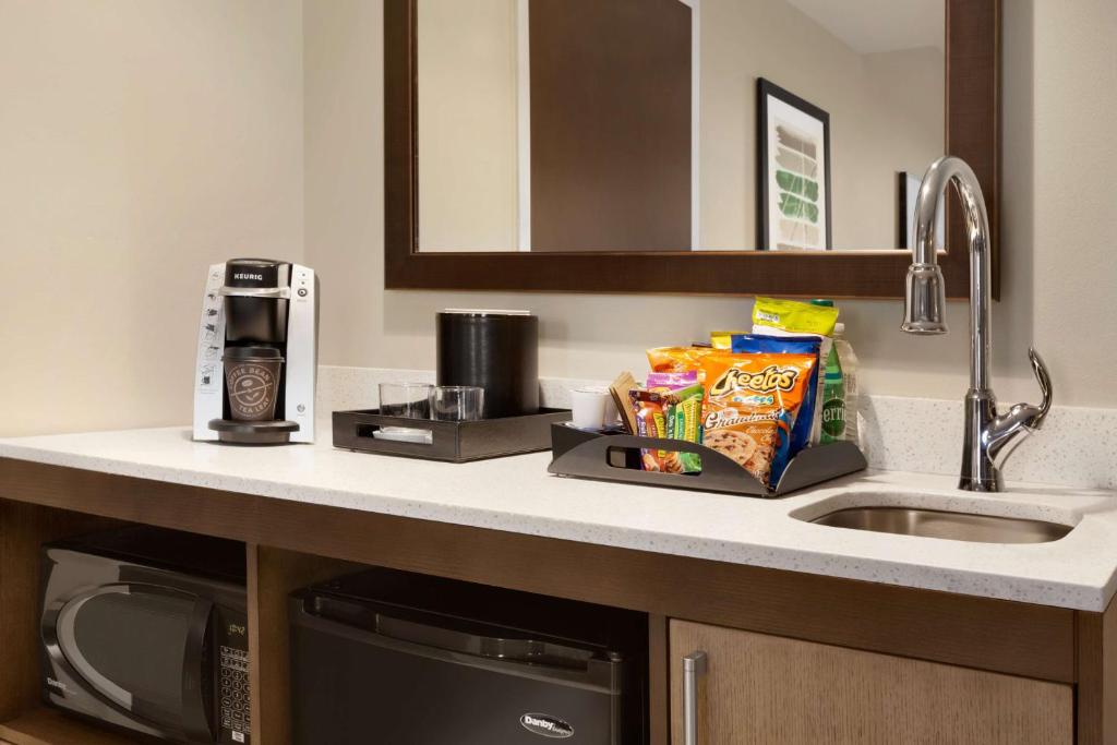 Embassy Suites By Hilton Wilmington Riverfront - Premium King Studio Suite