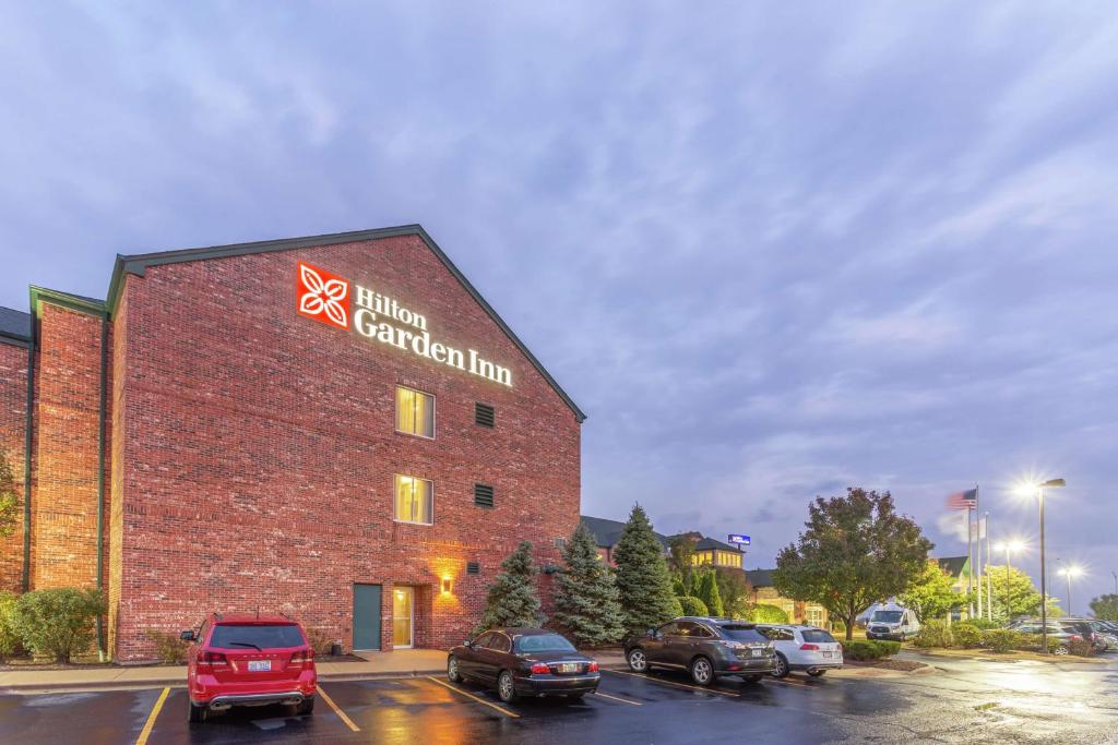 un edificio con un cartel en el costado en Hilton Garden Inn Chicago/Tinley Park, en Tinley Park