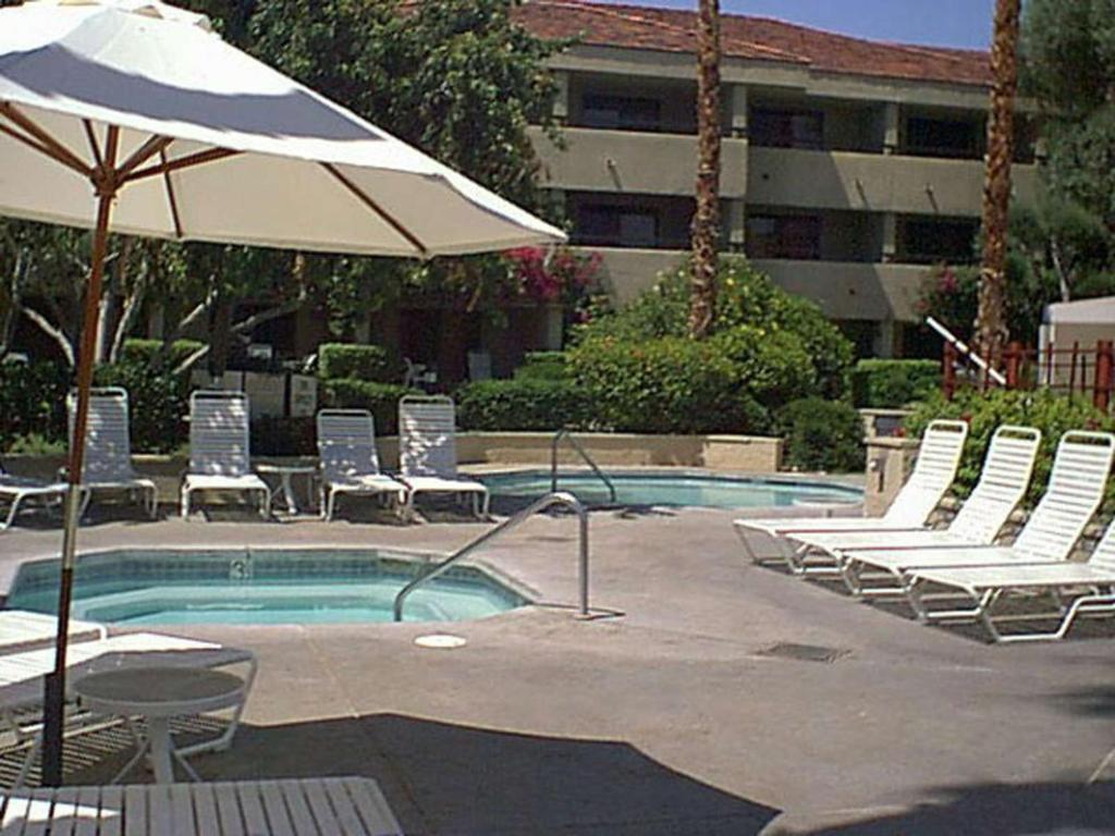 Bazén v ubytování Hilton Palm Springs nebo v jeho okolí
