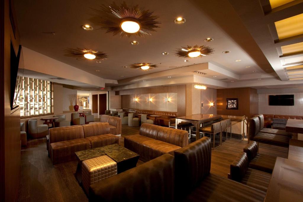 Posezení v ubytování Hilton Palm Springs
