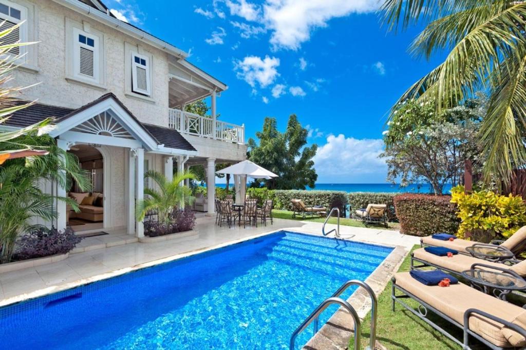 una villa con piscina y una casa en Westhaven by Blue Sky Luxury, en Saint Peter
