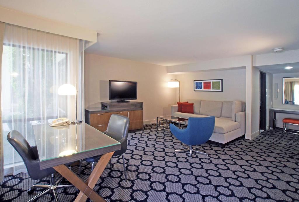 TV a/nebo společenská místnost v ubytování Hilton Palm Springs