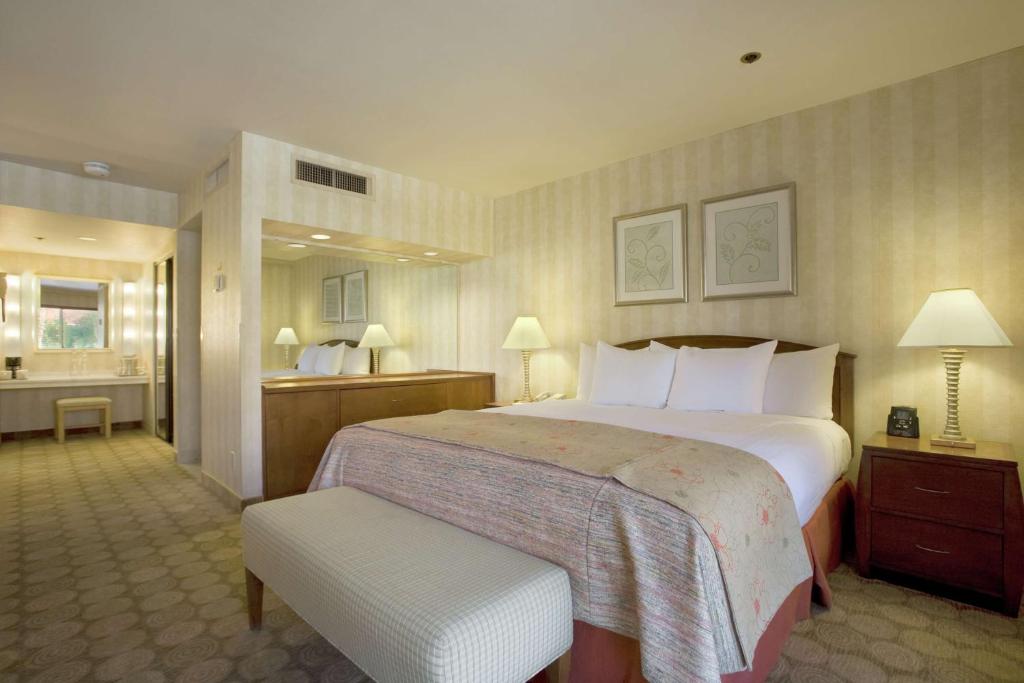 Postel nebo postele na pokoji v ubytování Hilton Palm Springs
