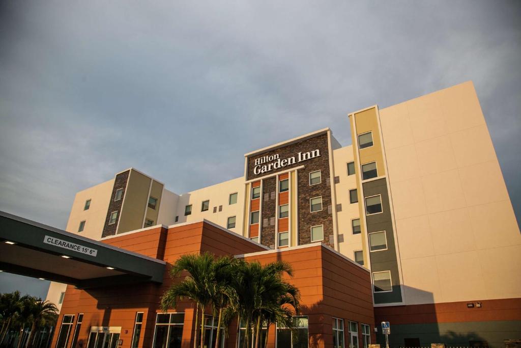 ein Hotelgebäude mit einem Schild darüber in der Unterkunft Hilton Garden Inn Tampa Suncoast Parkway in Lutz