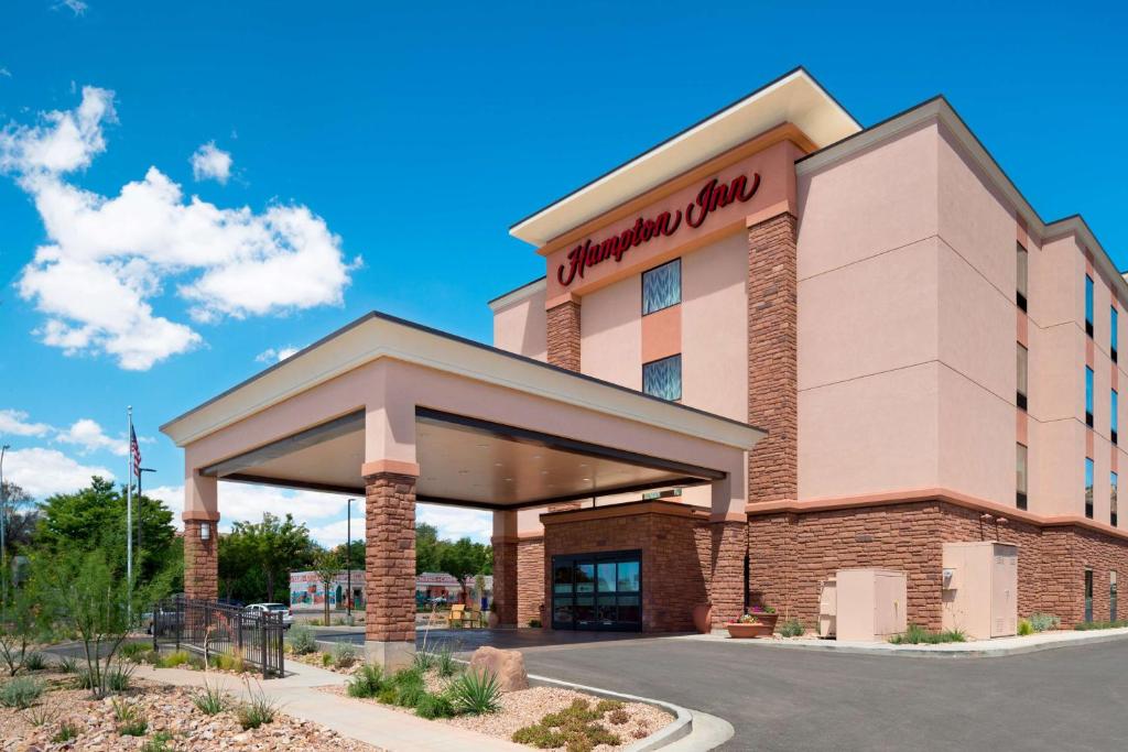 un bâtiment en bois avec une pancarte sur celui-ci dans l'établissement Hampton Inn Kanab, à Kanab