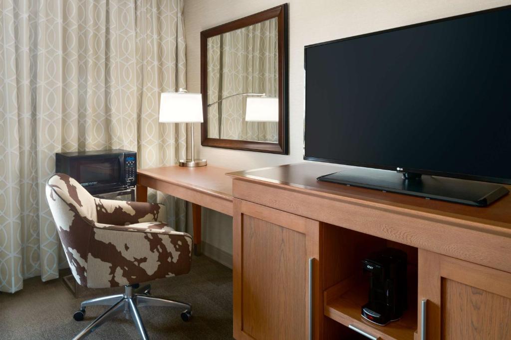 TV a/nebo společenská místnost v ubytování Hampton Inn Kanab