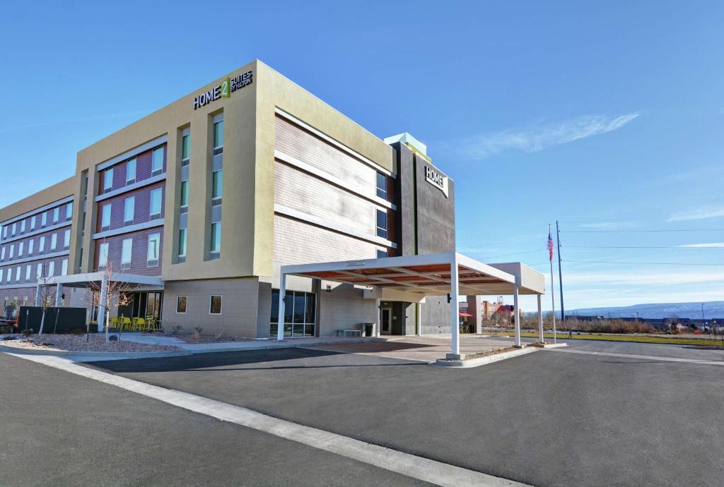 グランドジャンクショ​​ンにあるHome2 Suites By Hilton Grand Junction Northwestの建物前の空き駐車場
