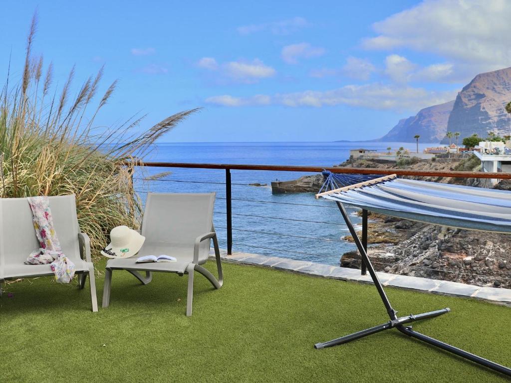 2 sedie e un tavolo con vista sull'oceano di Panoramic Seaview Escape a Puerto de Santiago