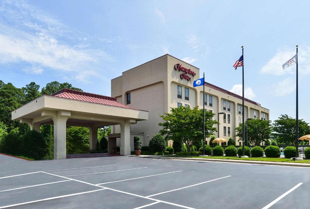 una vista frontale di un hotel con parcheggio di Hampton Inn Petersburg-Fort Lee a Petersburg