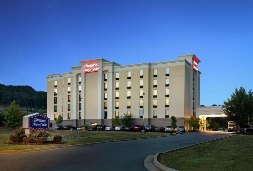 un gran edificio blanco con coches estacionados frente a él en Hampton Inn and Suites Adairsville/Calhoun Area, en Adairsville