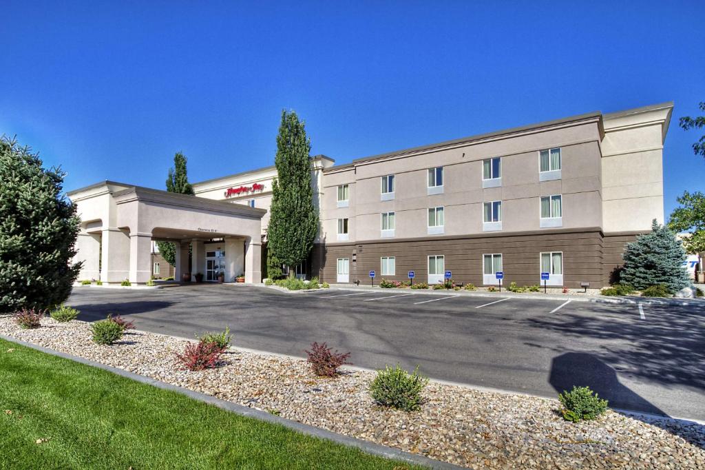 un bâtiment d'hôtel avec un parking en face de celui-ci dans l'établissement Hampton Inn Twin Falls, à Twin Falls