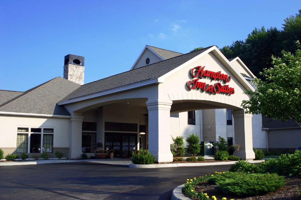 a front view of a hampton inn at Hampton Inn & Suites Binghamton/Vestal in Vestal