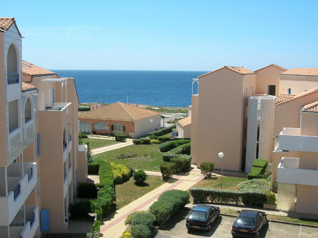 uma vista para o oceano entre os edifícios em studio avec vue sur océan em La Pironnière