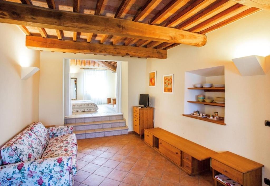 uma sala de estar com um sofá e uma mesa em Olive Tree Suites Farmstay Villa em Lamporecchio