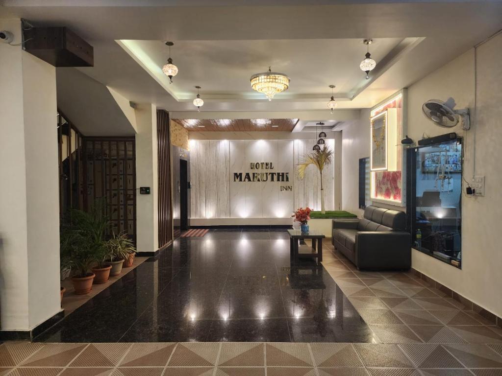 De lobby of receptie bij Hotel Maruthi Inn