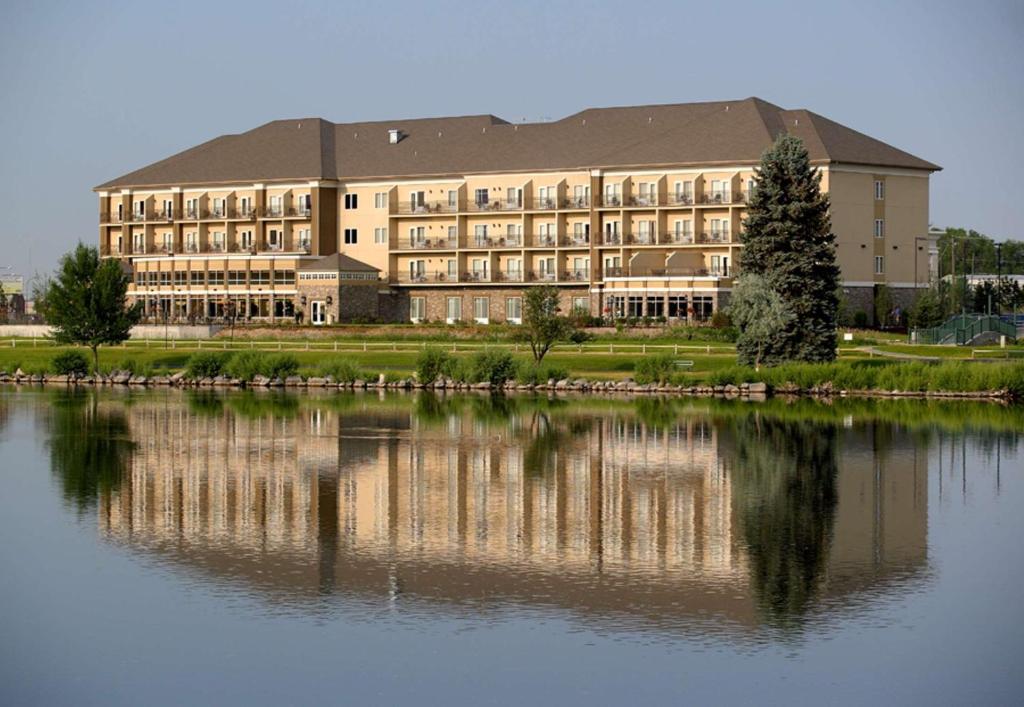 un gran edificio con un reflejo en el agua en Hilton Garden Inn Idaho Falls en Idaho Falls