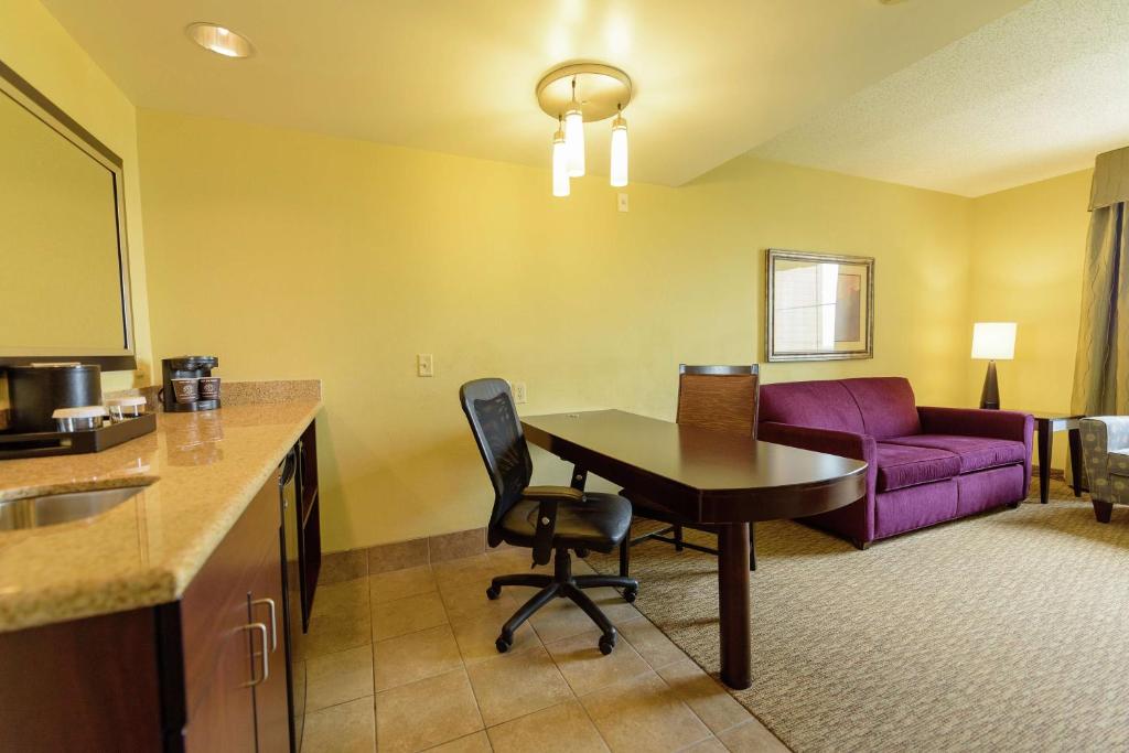 Embassy Suites by Hilton Minneapolis North - Two-Room King Suite - Non-Smoking
