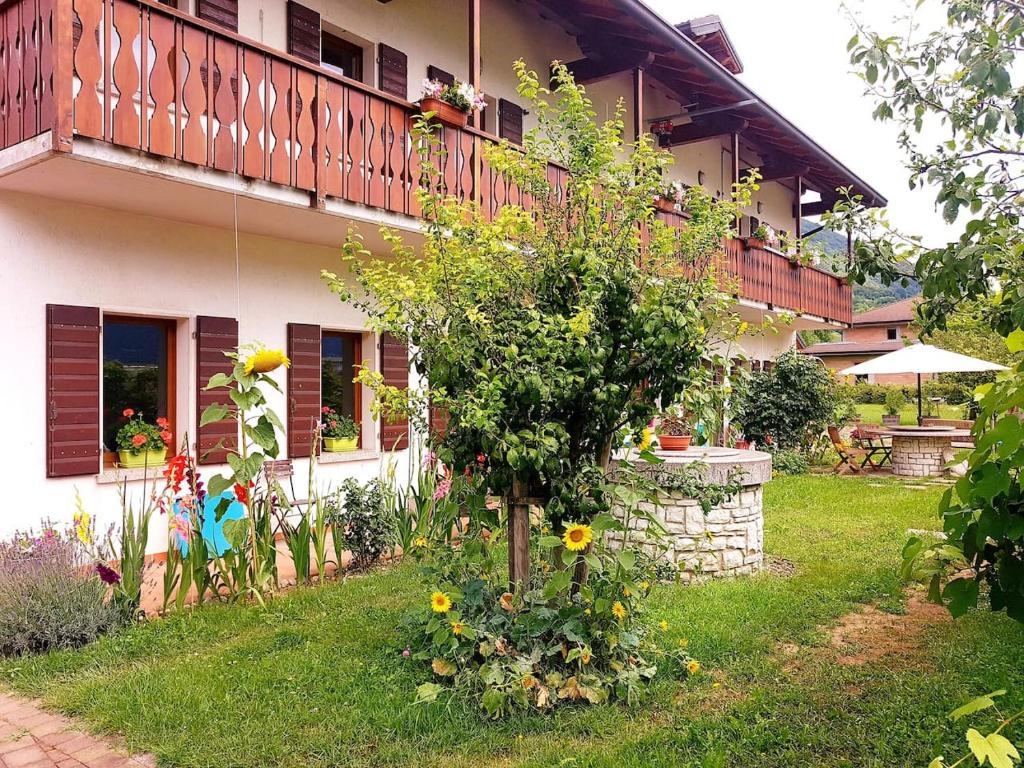 una casa con un árbol en el patio en La Rocconella, en Arten