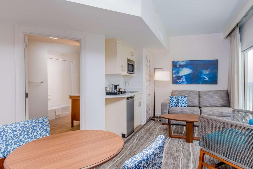 Hilton Pensacola Beach - Junior King Suite Met Slaapbank
