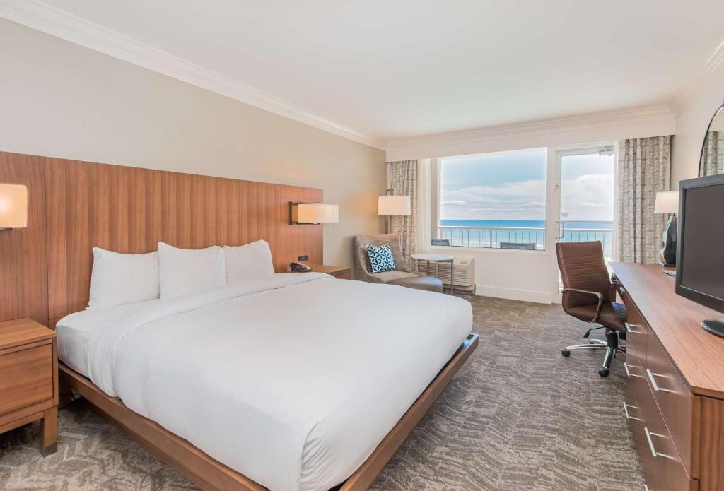 Hilton Pensacola Beach - Deluxe King Room