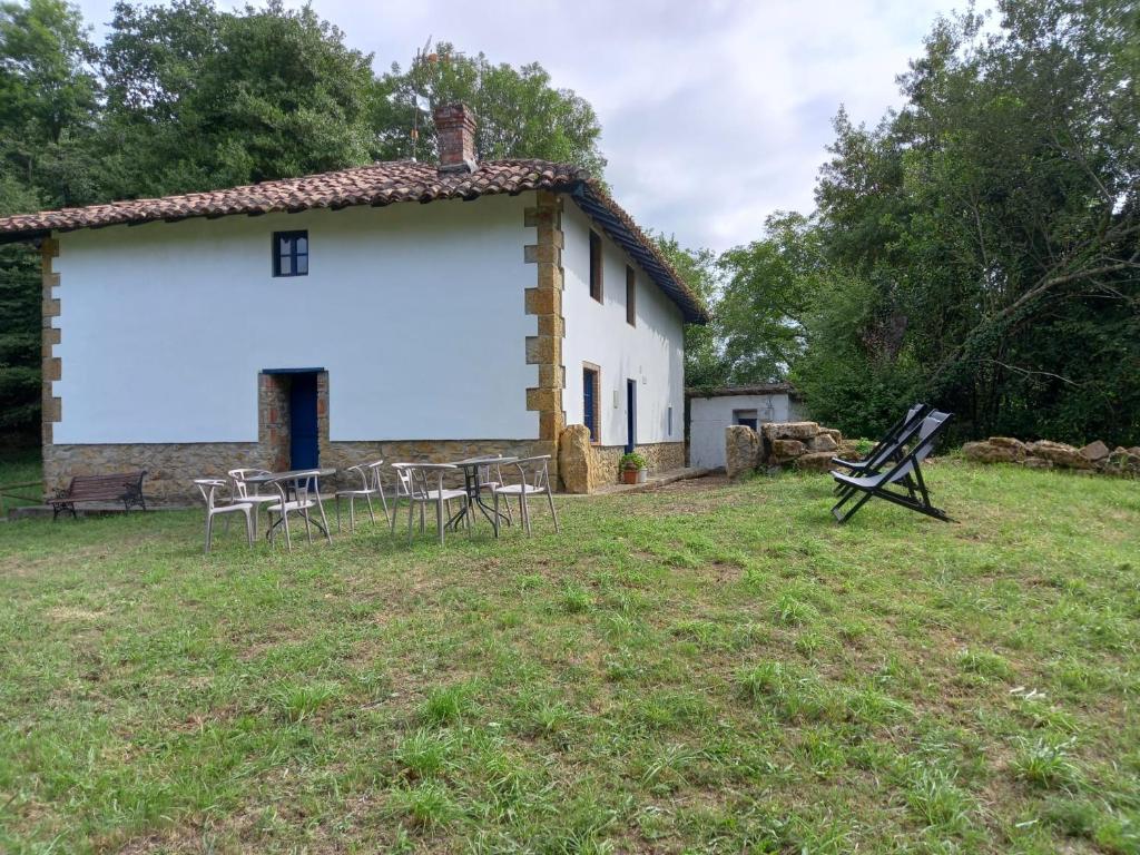 un edificio blanco con mesas y sillas en un patio en Casa Rural La Santa, en Sorribas