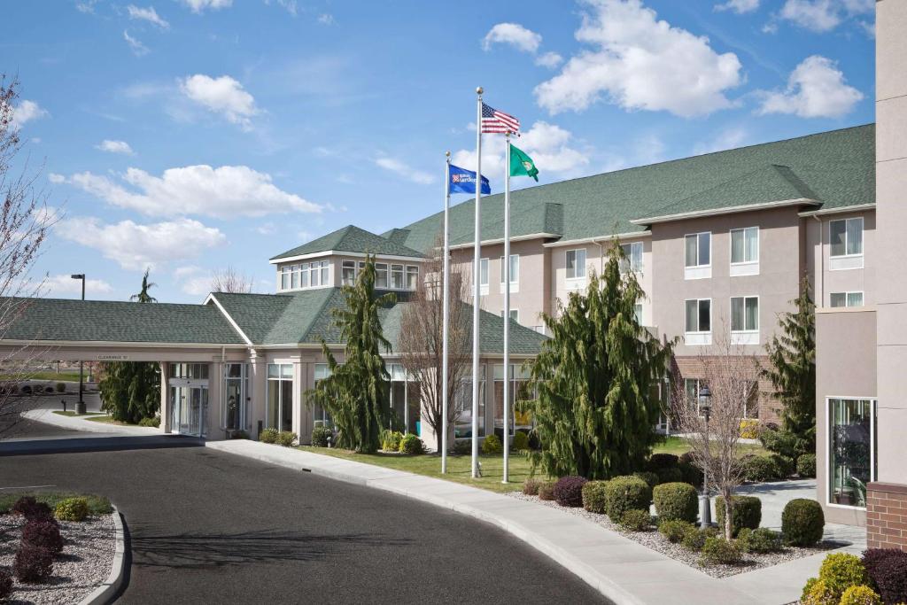 an exterior view of a hotel with two flags at Hilton Garden Inn Tri-Cities/Kennewick in Kennewick