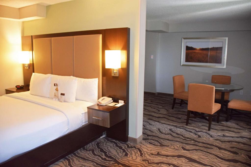 DoubleTree by Hilton Montgomery Downtown - Deluxe King Suite Mit Küche