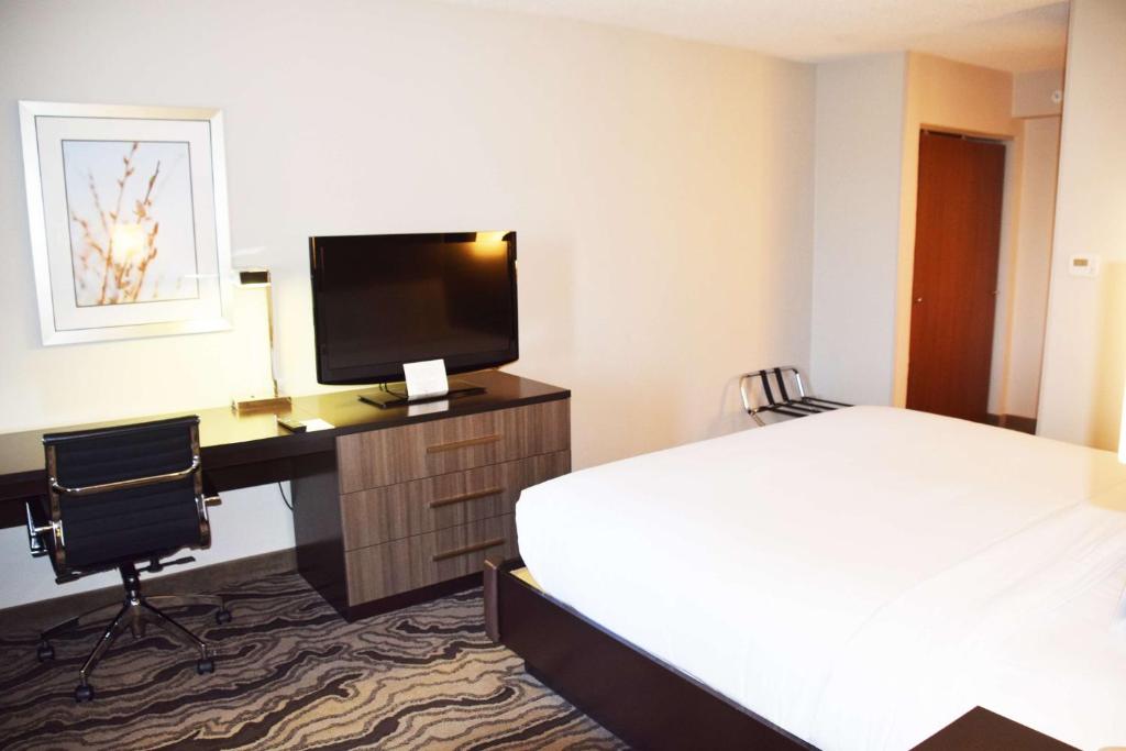 DoubleTree by Hilton Montgomery Downtown - King Suite