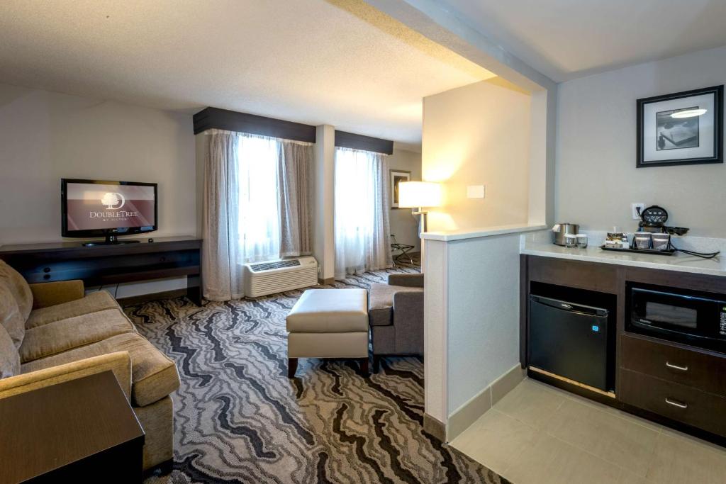 DoubleTree by Hilton Montgomery Downtown - Deluxe King Room - Nichtraucher