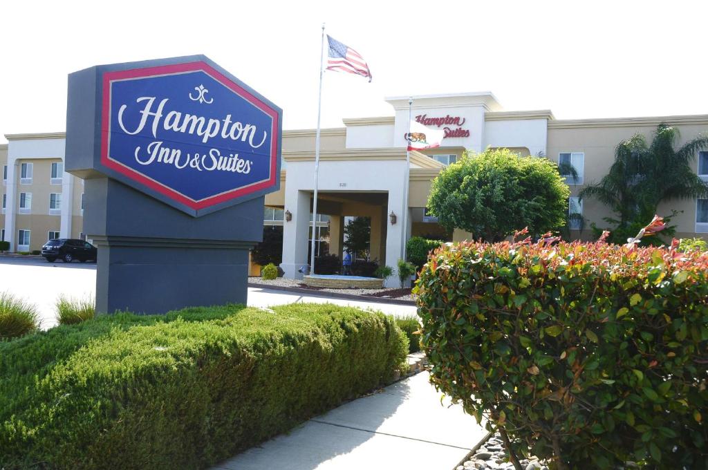 a sign for a hampton inn and suites at Hampton Inn & Suites Red Bluff in Red Bluff