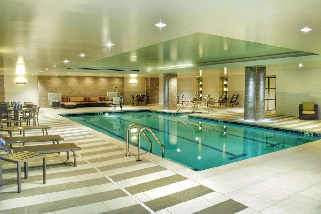 Bazén v ubytování DoubleTree by Hilton Hotel Reading nebo v jeho okolí