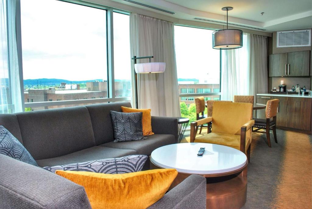 Posezení v ubytování DoubleTree by Hilton Hotel Reading