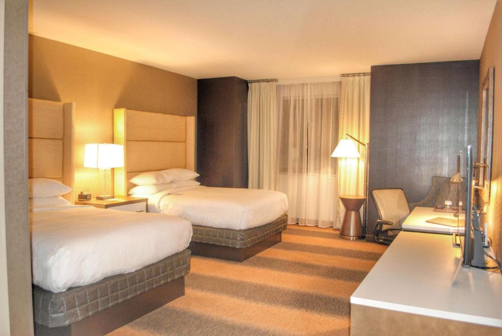 Postel nebo postele na pokoji v ubytování DoubleTree by Hilton Hotel Reading