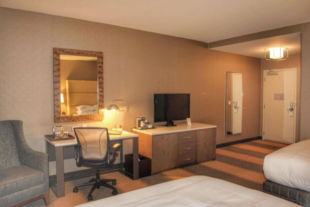 TV a/nebo společenská místnost v ubytování DoubleTree by Hilton Hotel Reading