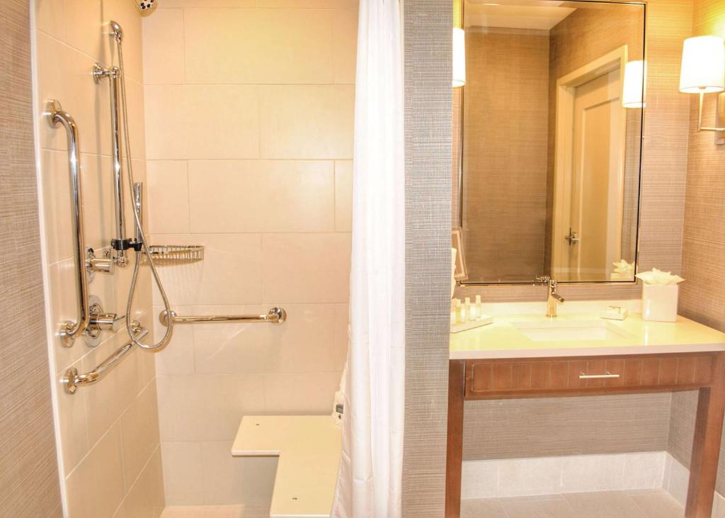 Koupelna v ubytování DoubleTree by Hilton Hotel Reading