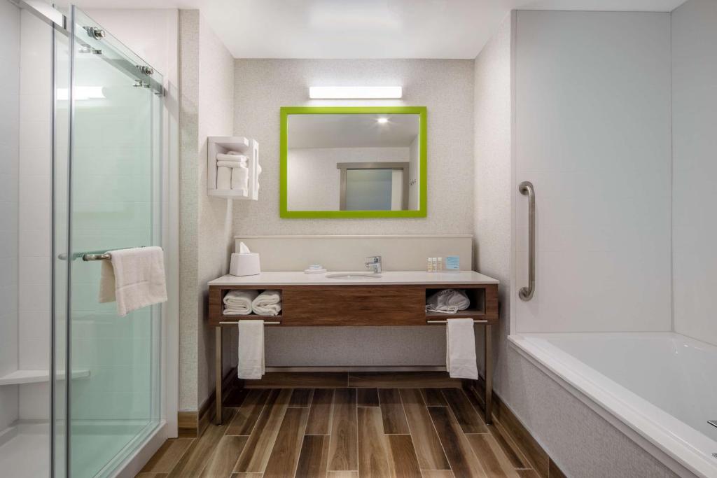 Koupelna v ubytování Hampton Inn & Suites Edmonton St. Albert, Ab