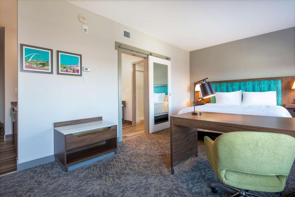 Postel nebo postele na pokoji v ubytování Hampton Inn & Suites Edmonton St. Albert, Ab